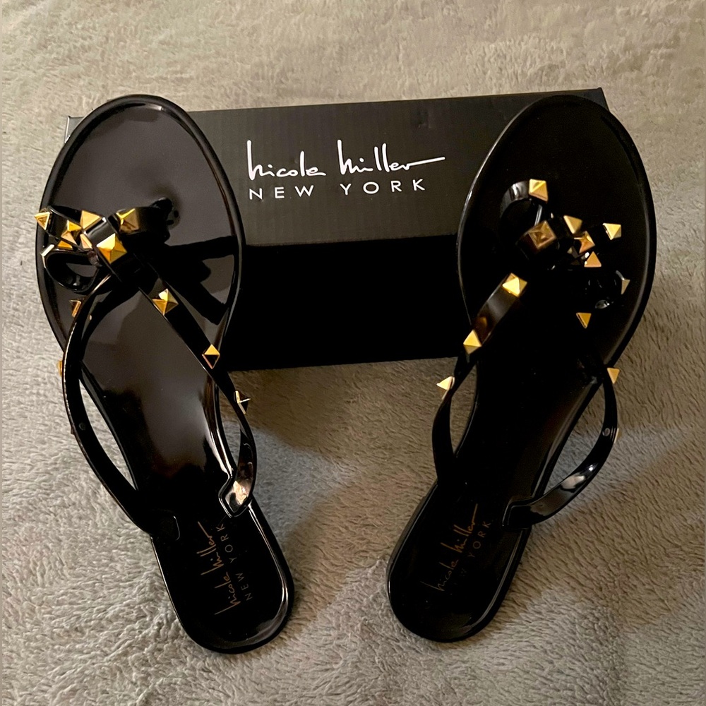 size 9 Nicole Miller Black and Gold Sandals with Metallic Accents🖤💛